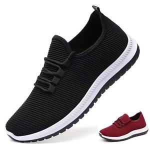 Zapatillas deportivas elegantes diseñadas para correr, entrenar en el gimnasio y para el confort diario. - Product Image 3