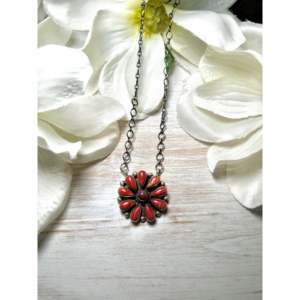 Collier en argent sterling plaqué or, fait main Navajo, motif coquille d'huître épineuse, style bohème, avec crochet fleur et motif chrétien, idéal comme cadeau, avec cordon - Product Image 1