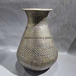 Jarrón de metal hecho a mano con acabado antiguo con patrón en relieve único y borde acampanado para una exhibición artística en el hogar o la oficina - Product Image 1