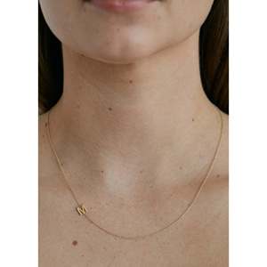 Collier asymétrique avec initiale plaqué rhodium or 14K/18K or rose vintage/tendance orné de zircon, diamant et perle pour fiançailles - Product Image 3