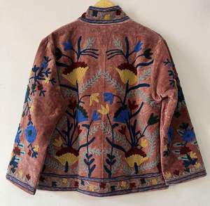 Chaqueta de Terciopelo Suzani con Bordado Floral, Kimono Indio Transpirable con Forro de Lana, Estampado Floral Invernal Hecho a Mano - Product Image 2