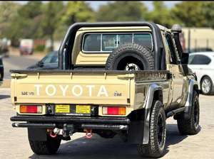 Toyota d'occasion pour Land Cruiser, cabine simple, pick-up 4x4, série 79, fabrication japonaise, carburant diesel, boîte automatique/boîte de vitesses, taille des pneus R18 - Product Image 3