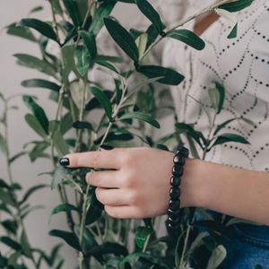 Pulsera Shungite con 16 cuentas pulidas cúbicas caídas de 0,47 pulgadas (12mm) en banda elástica, tamaño 16-17 - Product Image 1