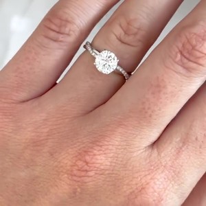 Bague de fiançailles solitaire CZ blanche coupe ronde de 7mm avec bande pavée en argent | Bijoux de mariée classiques - Product Image 2