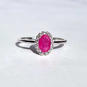 Anillo Halo Rubí Intenso con Acento de Topacio Blanco, Estilo Minimalista con Engaste de Garras para Mujer, Plata de Ley 925, Piedra de Nacimiento de Julio, Brillo Intenso - Product Image 3
