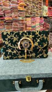 Nouveauté KUMKUM FASHIONS Sacs à bandoulière en velours brodé doré Style vintage 7x9 pouces Fermeture à cadenas Chaîne d'épaule de 48 pouces Soirée - Product Image 2