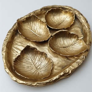 Serveur de fruits secs de luxe en verre d'aluminium fabriqué à la main avec trois compartiments finition or brillant conçu pour un dîner élégant - Product Image 2