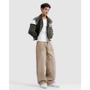 Blouson universitaire vintage en velours côtelé imperméable et réversible, avec broderies en cuir, style streetwear et universitaire, disponible en XS, couleur unie - Product Image 4