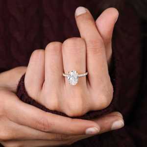 แหวนหมั้นเพชรเลี้ยงในห้องปฏิบัติการทรงรี พร้อมวงแหวนแต่งงานดีไซน์หรูหราแบบวงแหวนซ่อน - Product Image 4