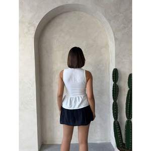 Blusa de Moda al por Mayor para Mujer con Detalles de Encaje Crema y Tirantes - Product Image 1