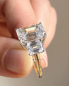 Massive 7.10 Ct Emerald Cut Diamond Trois Pierre Fiançailles Moissanite Bague de mariée Bague de coupe émeraude intemporelle pour elle - Product Image 2