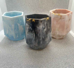 Portalápices de resina hechos a mano con colores vibrantes y un acabado brillante, perfecto para organizar por tradebit - Product Image 1