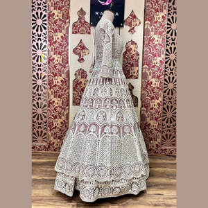 Lehenga de lavande occidentale indo à la mode avec travail délicat de Dori et travail à la main de diamant étincelant parfait pour toutes les occasions de l'Inde - Product Image 4