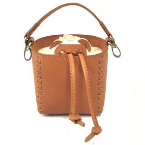 Sac à bandoulière compact en cuir véritable avec coutures minimalistes et look intemporel - Product Image 6