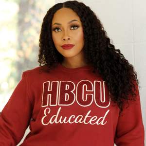 Sudadera Bordada en Chenilla Verde HBCU, Ropa de Hermandad, Sudadera de Algodón Premium con Cuello Redondo para Mujer - Product Image 3