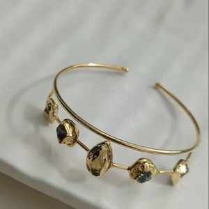 Brazalete multipiedra de latón chapado en oro hecho a mano, personalizable, producto a granel de moda respetuoso con la piel - Product Image 2