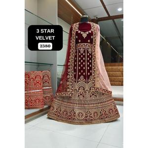 Lehenga Choli de mariée en velours traditionnel de qualité supérieure avec un travail brodé à la main lourd et une forte demande de Dupatta pour les fiançailles - Product Image 5