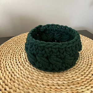 Petit panier rond en macramé vert, élégant organisateur de table, rangement artisanal pour la décoration de la maison, cuisine et salon, en provenance d'Inde - Product Image 1