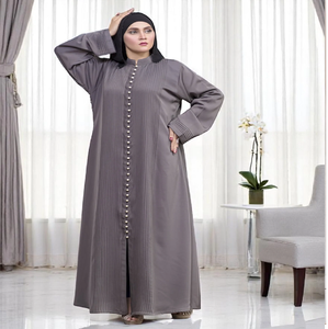 Abaya negra de lujo con bordes florales bordados y forro interior. Disponible a precios de mayoreo. - Product Image 4