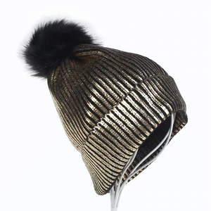Bonnet de ski métallique brillant à revers pour femmes avec pompon détachable nouveau design - Product Image 1