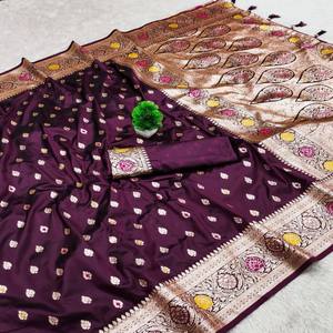 Sari en soie Banarasi douce VASTRA COTTAGE avec petits motifs Zari Meenakari, bordure Meenakari Pallu et glands, avec chemisier en soie - Product Image 6
