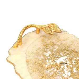 Plateau Rectangle Polyvalent en Résine Couleur Champagne avec Flocons d'Or et Poignée Dorée Élégante pour le Service, la Décoration et l'Utilisation de Cadeaux - Product Image 3