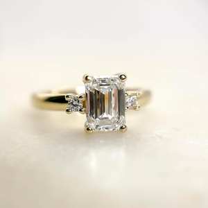 Anillo de compromiso de diamante moissanita de corte esmeralda de 5x7mm | Piedras laterales | Boda nupcial minimalista chapada en oro de 18 quilates de plata esterlina - Product Image 6