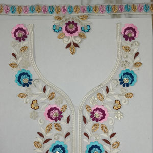 Col de cou brodé étincelant en filet avec séquence brillante pour les blouses indiennes saris et kurtis - Product Image 3