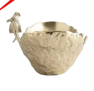 Bol de service en aluminium en métal de finition d'or de regard unique avec la conception d'oiseau pour le restaurant et le bar d'hôtel - Product Image 1