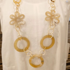 El mejor regalo de boda romántico, collar con colgante de perla de cuerno de búfalo hecho a mano con patrón de forma de niña para amantes y mujeres - Product Image 1