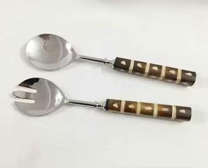 Ensemble de service à salade en acier inoxydable avec manche en bois, cuillère et fourchette, ustensiles de cuisine - Product Image 1