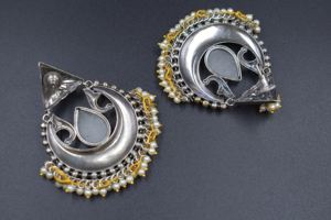 Pendientes largos de joyería de moda Jhumka con tachuelas hechas a mano de plata de doble tono - Product Image 6