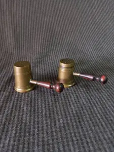 Tarro de sal y pimienta de latón grabado a mano con tapa Herramientas de hierbas y especias para cocina u hotel disponibles para venta al por mayor - Product Image 2