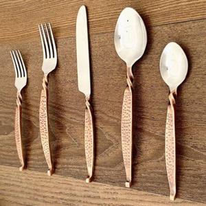 Juego de cubiertos de metal de acero inoxidable con acabado antiguo y elegante hecho a mano, artesanía ultrafina para una experiencia gastronómica elegante - Product Image 1