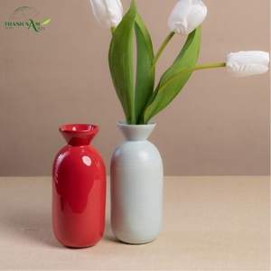 Vase en bambou tressé artisanal Art Déco avec contraste de couleurs audacieux, écologique et durable, décoration de table - Product Image 1