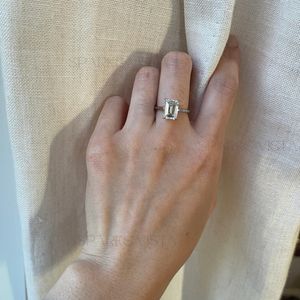 Bague solitaire en diamant de laboratoire taille émeraude sur mesure |   Alliance de mariage unisexe en or massif 14 carats avec certificat et design luxueux - Product Image 2