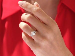 Anillo de compromiso de moissanita Marquesa de 1,50 CT con piedras laterales, anillo de racimo de marquesa, joyería de moissanita de diamante facetado - Product Image 4