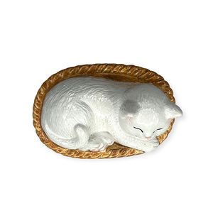 Venta al por mayor estatuilla de gato arrogante decoración del hogar resina tallada a mano con lazo en la cola hecha en Vietnam - Product Image 4