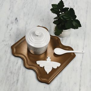 La última bandeja decorativa de metal dorado Mate, detalles recubiertos de polvo de aluminio dorado para un elegante entretenimiento multiuso con almohadillas deslizantes - Product Image 4