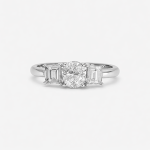 Anillo de Compromiso Clásico con Tres Piedras, Ovalada en el Centro y Laterales con Corte Esmeralda, Plata de Ley 925 en Oro Blanco de 10K con Diamante Cultivado en Laboratorio - Product Image 1