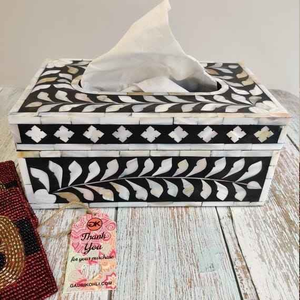 Caja de pañuelos clásica hecha a mano con incrustaciones de hueso y detalles impresionantes de nácar, accesorio de lujo para comedor o bar. - Product Image 3