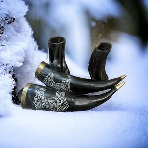 Cuerno para beber pulido de artesanías naturales vikingas con moldura de latón y perilla incluye soporte - Product Image 1