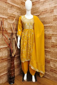Soie VICHITRA avec multi-codage et séquence entièrement cousue Énorme Flair Kurti et bas avec bordure en dentelle Dupatta Set de Surat - Product Image 2