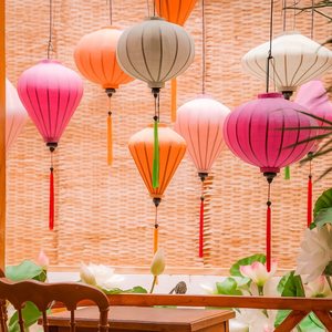 Lanterne en soie aux couleurs vives, pliable, faite à la main, lampe suspendue, artisanat en papier pour la décoration de la maison, décoration de fête - Product Image 1