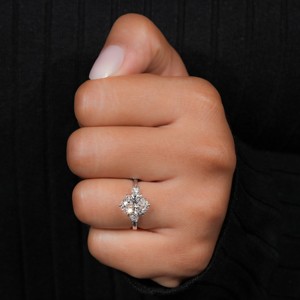Bague romantique diamant de laboratoire ovale et ronde coupe trois pierres Solitaire bague de fiançailles pour cadeau de mariage fête ou anniversaire - Product Image 4