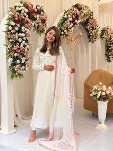 Conjunto de traje Anarkali de lujo Unity con bordado floral color marfil y dupatta - Product Image 3