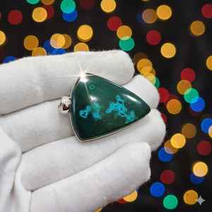 Pendentif en argent fait main de haute qualité, avec pierre précieuse naturelle Malachite verte, cabochon de forme mixte, cristal poli, pour la guérison et les fêtes - Product Image 2