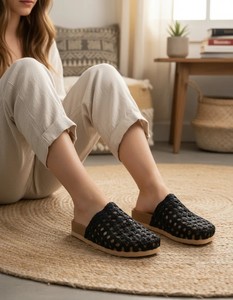 Sabots et mules en cuir véritable tressé légers et respirants pour femmes, sandales plates à enfiler, décontractées, pour l'été, intérieur et extérieur - Product Image 1