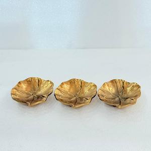 Cuenco de Frutos Secos con Diseño de Hoja de Ginkgo - Moderno y Lujoso, Hecho a Mano en Aluminio Ligero de la India por R B Overseas para Bodas - Product Image 5