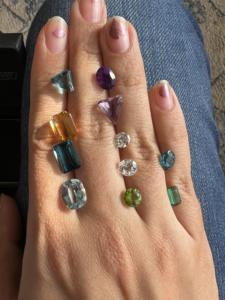 Piedras preciosas curativas redondas de cristal de colores de alta demanda para la decoración del hogar Caja de cristales de gemas reales - Product Image 3